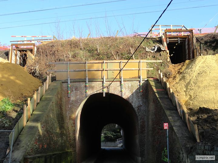 DSC01495 .JPG - Tranchées sous les voies pour le creusement des futures parois du tunnel